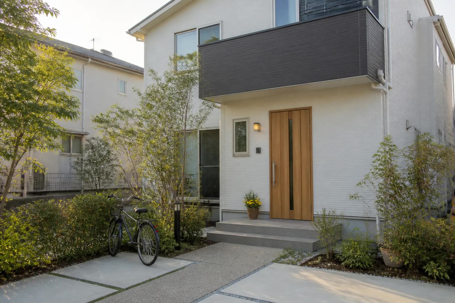 植栽と自転車のある新築戸建ての外観